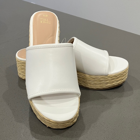 Time and Tru White Wedge Sandals - Picture 4 of 4